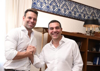 Βιβλίο Τσίπρα – Στέφανος Κασσελάκης: Αλιεύει σε θολά νερά με ομοφοβικά υπονοούμενα ο «κίτρινος πρωθυπουργός»