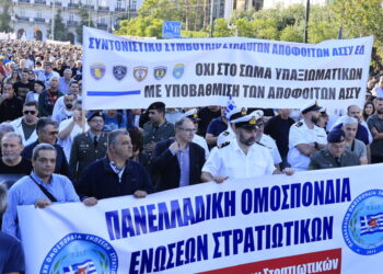 Συλλαλητήριο στρατιωτικών στα Προπύλαια κατά του νομοσχεδίου Δένδια