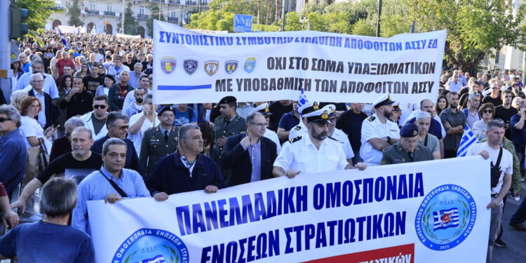 Συλλαλητήριο στρατιωτικών στα Προπύλαια κατά του νομοσχεδίου Δένδια