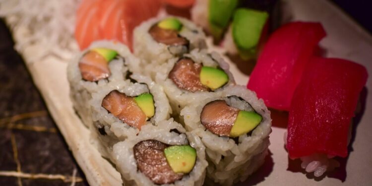 Τι είναι το παράσιτο Anisakis με το οποίο μολύνθηκε ο 22χρονος τρώγοντας σούσι – Τα συμπτώματα και πώς μεταδίδεται