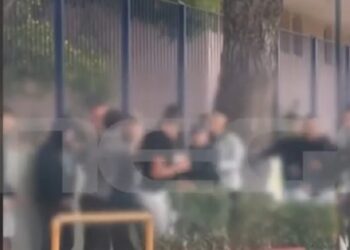 Νέο Ηράκλειο: Βίντεο ντοκουμέντο από τον άγριο ξυλοδαρμό μεταξύ ανηλίκων έξω από σχολείο