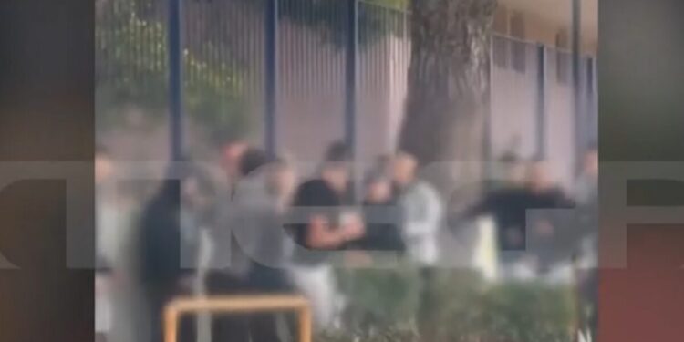Νέο Ηράκλειο: Βίντεο ντοκουμέντο από τον άγριο ξυλοδαρμό μεταξύ ανηλίκων έξω από σχολείο