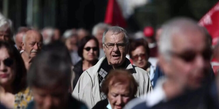 Ανατροπές στις συντάξεις και τις εισφορές ζητούν οι Βρυξέλλες για να καλυφτεί η αύξηση των αμυντικών δαπανών