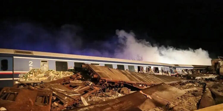 Τέμπη: Στο εδώλιο οι δύο ελεγκτές της Εθνικής Αρχής Διαφάνειας για τη σύμβαση 717 – Δυναμικό παρών από συγγενείς θυμάτων