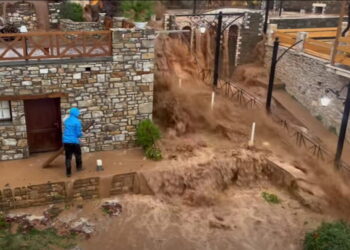 Η κακοκαιρία Adel σάρωσε τη Θάσο: Ποτάμια λάσπης οι δρόμοι, παρασύρθηκαν αυτοκίνητα – Συγκλονιστικές εικόνες