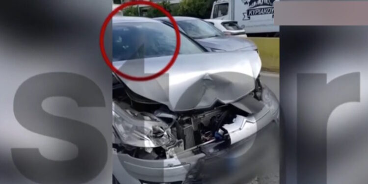 Δύο τροχαία στην Κηφισίας: Οδηγός έπαθε εγκεφαλικό εν κινήσει – Σύγκρουση με μηχανή μετά από παράνομη αναστροφή