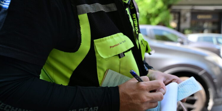 Αργυρούπολη: Γνωστός επιχειρηματίας έτρεχε με 216 χιλιόμετρα την ώρα στη Βουλιαγμένης