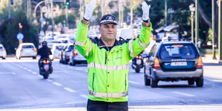 Σπύρος Μερτζανίδης: «Κρεμάει» τη σφυρίχτρα του μετά από 35 χρόνια ένας από τους πιο αγαπητούς τροχονόμους της Αττικής