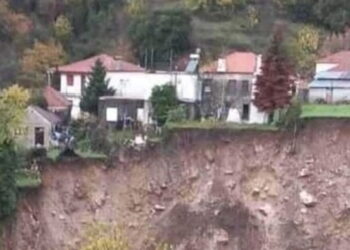 Καιρός: Μεγάλη κατολίσθηση στα Τζουμέρκα, σπίτια είναι έτοιμα να καταρρεύσουν