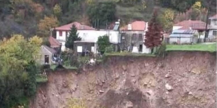 Καιρός: Μεγάλη κατολίσθηση στα Τζουμέρκα, σπίτια είναι έτοιμα να καταρρεύσουν