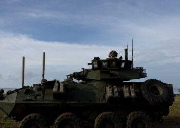 Έκρηξη στα εξοπλιστικά, αλλά βουτιά στις επενδύσεις και στην ανάπτυξη