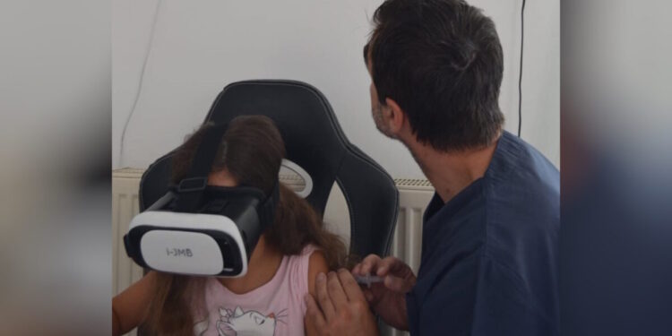 Με μάσκες VR θα εμβολιάζονται τα παιδιά στο Παίδων «Αγία Σοφία»: Το VaccineHero ως ασπίδα για τον φόβο και τον πόνο