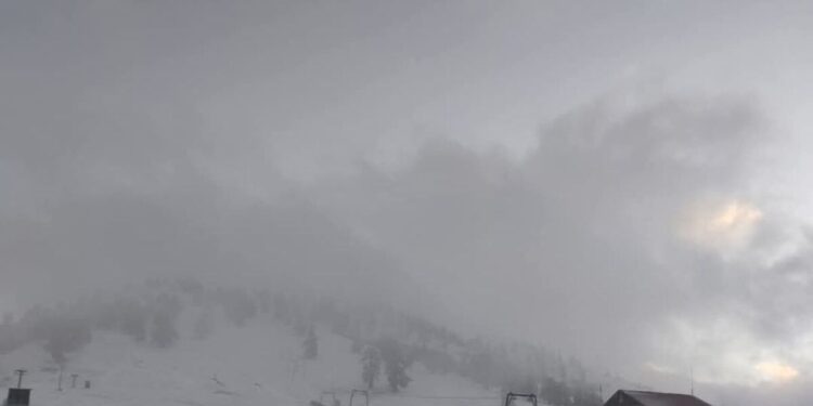 Έφτασαν τα πρώτα χιόνια: Στα λευκά ντύθηκαν τα χιονοδρομικά κέντρα του Πισοδερίου και της Βασιλίτσας