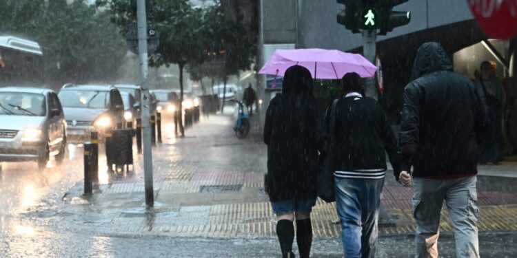 Συνεχίζεται η κακοκαιρία τις επόμενες ώρες: Βροχές, καταιγίδες και έρχονται τα πρώτα χιόνια