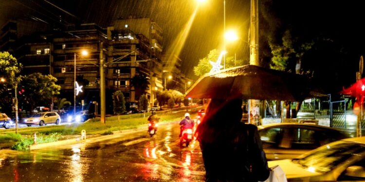 Καιρός: Βροχές και καταιγίδες χτυπούν τη χώρα – Έντονα φαινόμενα τις επόμενες ώρες