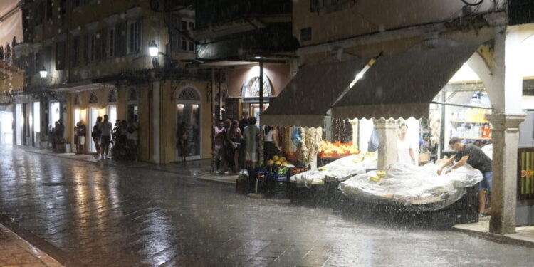 Καιρός: Εμμονικές και επικίνδυνες καταιγίδες στα βορειοδυτικά, χειμώνας από την Κυριακή