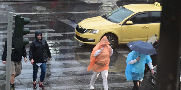 Καιρός – Τσατραφύλλιας: Επιστρέφει η κακοκαιρία με καταιγίδες, χαλάζι και θυελλώδεις – Δυτική και βόρεια Ελλάδα στο επίκεντρο