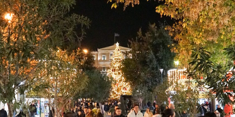 Εορταστικό ωράριο 2025: Πως θα λειτουργήσουν τα καταστήματα και ποια Κυριακή είναι ανοιχτά