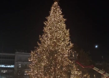 Χριστούγεννα 2025: Όλα έτοιμα για τη φωταγώγηση του δέντρου στο Σύνταγμα – Μπήκαν εκατοντάδες λαμπιόνια