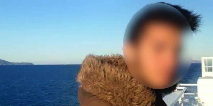 «Ασχολούμαι μόνο με τον άγγελό μου» λέει ο πατέρας του 24χρονου που σκοτώθηκε στη Λούτσα – Στις Παπαδάτες Μακρυνείας η ταφή