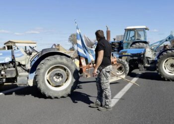 Κρήτη: Κάλεσμα αγροτών για μπλόκα σε αεροδρόμια και λιμάνια του νησιού – Αποφασίζουν τη Δευτέρα