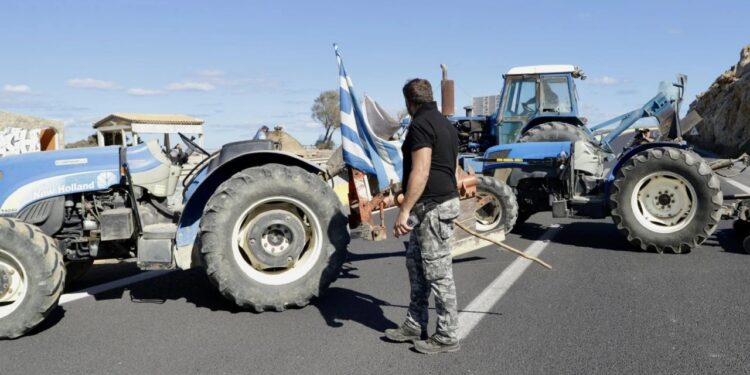 Κρήτη: Κάλεσμα αγροτών για μπλόκα σε αεροδρόμια και λιμάνια του νησιού – Αποφασίζουν τη Δευτέρα