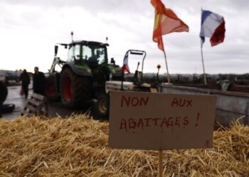 Γαλλία: Δρόμοι και σιδηροδρομικός άξονας αποκλεισμένοι από οργισμένους αγρότες
