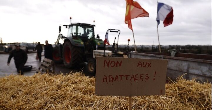Γαλλία: Δρόμοι και σιδηροδρομικός άξονας αποκλεισμένοι από οργισμένους αγρότες
