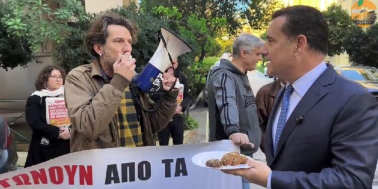 Ο Άδωνις Γεωργιάδης πρόσφερε μελομακάρονα σε εργαζόμενους στο νοσοκομείο «Έλενα Βενιζέλου» που διαμαρτύρονταν