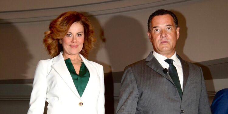 Ο Άδωνις Γεωργιάδης με την Ευγενία Μανωλίδου και τον γιο τους στη παρουσίαση του βιβλίου του – Δείτε φωτογραφίες