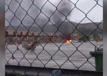 Αυτοκίνητο τυλίχθηκε στις φλόγες στην Αθηνών – Κορίνθου, στα διόδια Καλαμακίου