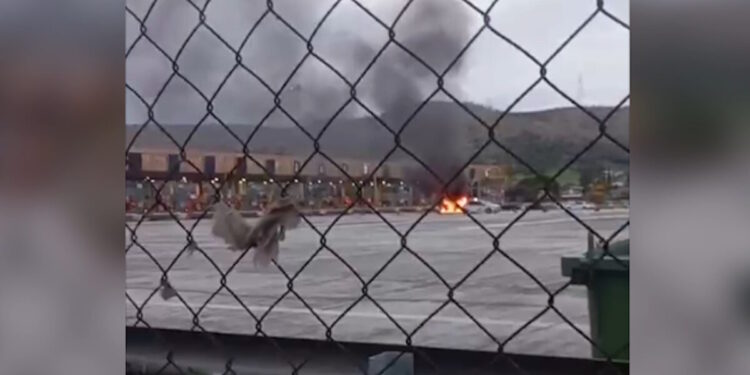 Αυτοκίνητο τυλίχθηκε στις φλόγες στην Αθηνών – Κορίνθου, στα διόδια Καλαμακίου