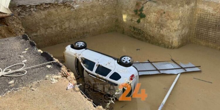 Κατέρρευσε δρόμος στο Ηράκλειο: Αυτοκίνητο «βούλιαξε» σε σκαμμένο οικόπεδο – Δείτε φωτογραφίες