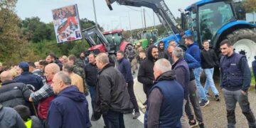 Στο μπλόκο Αγγελοκάστρου εντάσσεται ο Σύλλογος Μελισσοκόμων Αιτωλοακαρνανίας