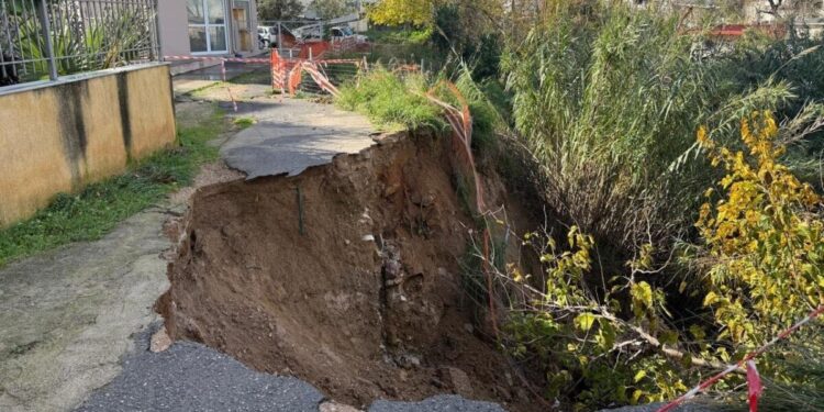 Άγιος Δημήτριος: Σε κατάσταση έκτακτης ανάγκης μετά τις βροχές – Καθίζηση 10 μέτρων στο ρέμα της Πικροδάφνης