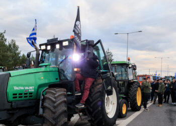 Μπλόκα αγροτών: Ανυποχώρητοι αν δεν ικανοποιηθούν τα αιτηματά τους – Αποκλείουν το λιμάνι του Βόλου