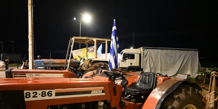 Μπλόκα αγροτών: «Εκεχειρία» για τις γιορτές και μετά πάλι αποκλεισμοί δρόμων – Με χαμηλές ταχύτητες η έξοδος των Χριστουγέννων