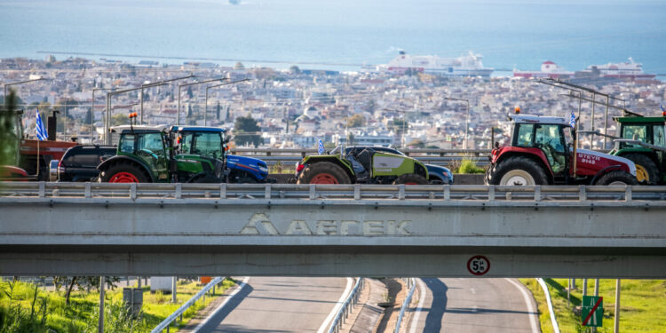 Μπλόκα αγροτών: Ο χάρτης των κινητοποιήσεων σε όλη την Ελλάδα – Η αυριανή σύσκεψη στη Νίκαια κρίνει πολλά