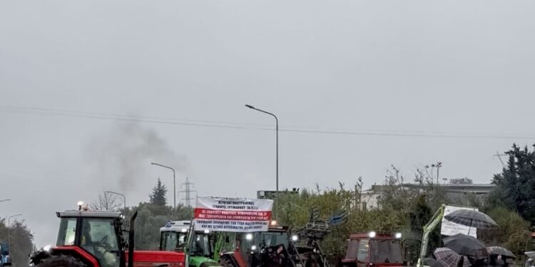 Οι αγρότες έχουν κόψει με μπλόκα 3 σημεία στην Αθηνών – Λαμίας: Δυόμιση ώρες παραπάνω το ταξίδι για Θεσσαλονίκη