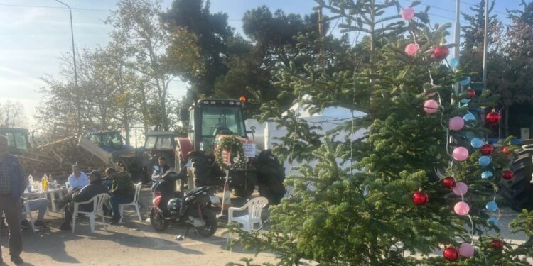 Αγρότες στο μπλόκο στα Πράσινα Φανάρια στολίζουν δέντρο – «Στολίσαμε γιατί θα μείνουμε και τα Χριστούγεννα εδώ»
