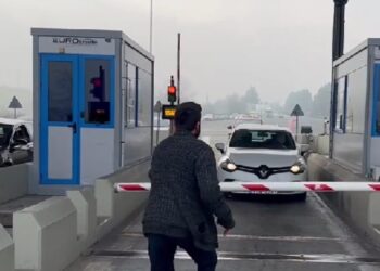 Στα διόδια Αφιδνών οι αγρότες: Η στιγμή που ανοίγουν τις μπάρες