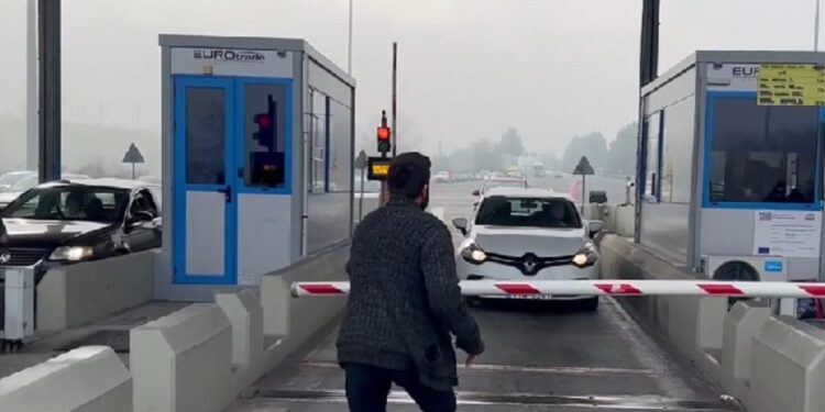 Στα διόδια Αφιδνών οι αγρότες: Η στιγμή που ανοίγουν τις μπάρες