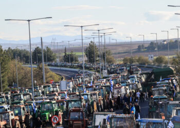 Μπλόκα αγροτών: Παραλύει η χώρα από τις κινητοποιήσεις – Κλειστή η ΠΑΘΕ, ετοιμάζονται να αποκλείσουν το λιμάνι του Βόλου