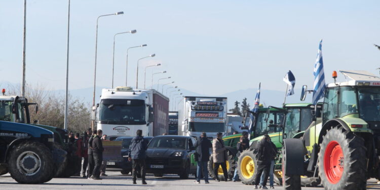 Μπλόκα αγροτών: Κλιμακώνονται οι κινητοποιήσεις σε όλη τη χώρα – Ενισχύονται οι «δυνάμεις» σε Μάλγαρα, Νίκαια και Καρδίτσα
