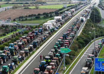 Αμετακίνητοι οι αγρότες: Νέες κινητοποιήσεις σε Ιονία Οδό και Κάστρο – Περικυκλωμένοι από 3 μπλόκα η Θεσσαλονίκη