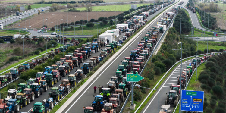 Αμετακίνητοι οι αγρότες: Νέες κινητοποιήσεις σε Ιονία Οδό και Κάστρο – Περικυκλωμένοι από 3 μπλόκα η Θεσσαλονίκη