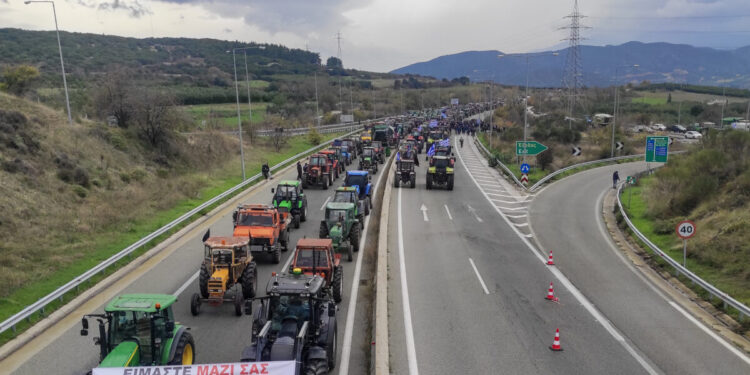 «Οδύσσεια» το ταξίδι Αθήνα – Θεσσαλονίκη για τους οδηγούς: Λόγω των μπλόκων μπορεί να φτάσει τις 8 ώρες