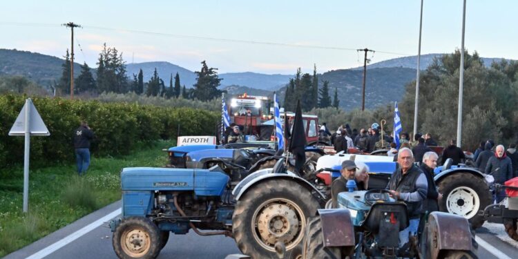 Οι αγρότες ενισχύουν τα μπλόκα τους και ανοίγουν από σήμερα τα διόδια για να περνούν οι εκδρομείς