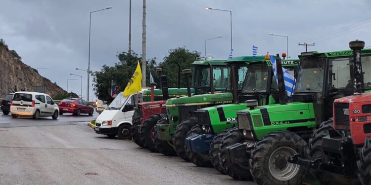 Μπλόκα αγροτών: Σε θέσεις μάχης τα τρακτέρ στη Χαλκίδα – Στην Εύβοια και τη Στερεά Ελλάδα περνά η σκυτάλη του αποκλεισμού δρόμων