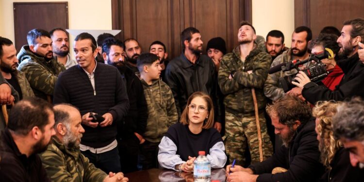 Ηράκλειο: Οι αγρότες έχουν κάνει κατάληψη στην Αποκεντρωμένη Διοίκηση Κρήτης – «Το κεφάλι μας δεν χαμηλώνει»